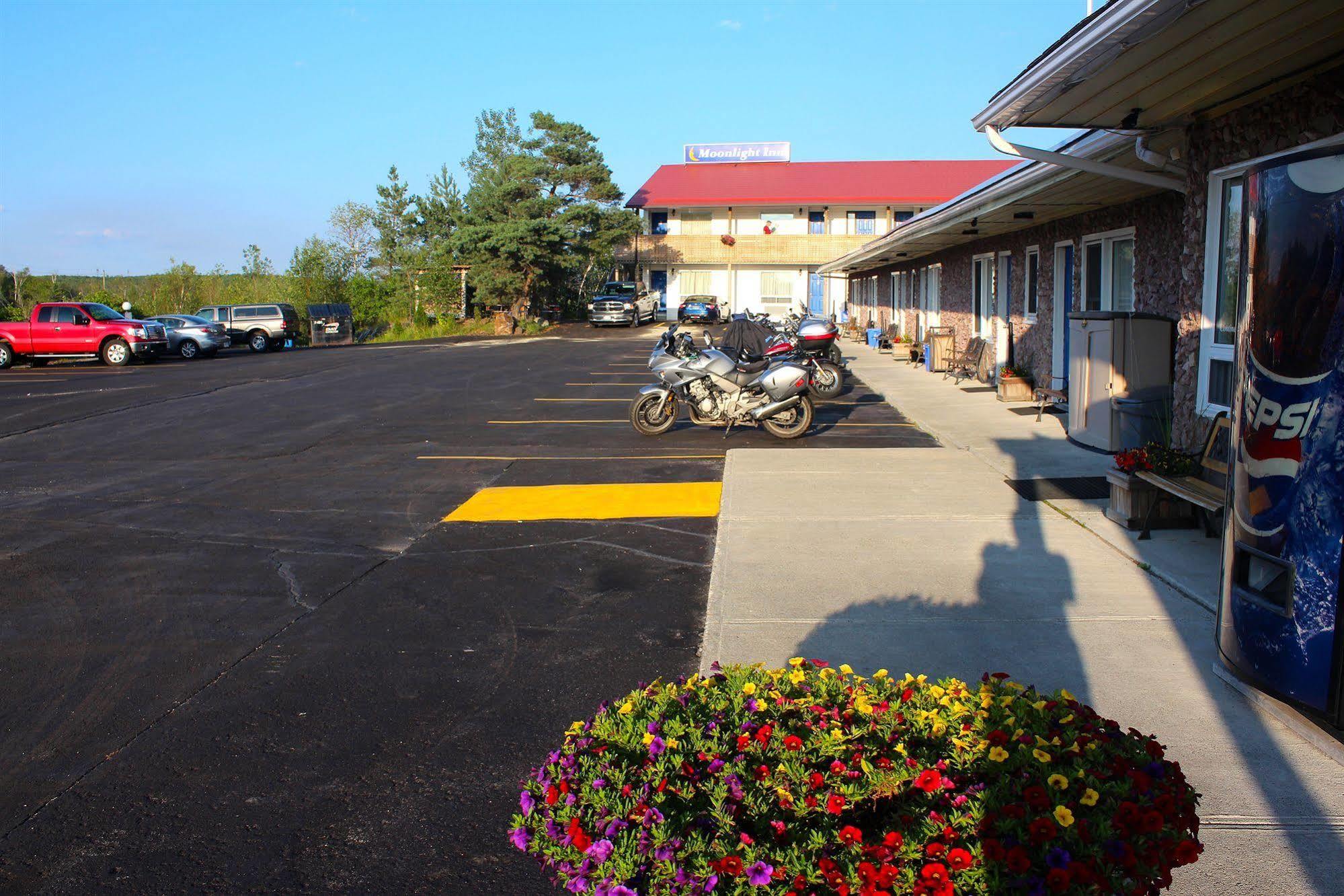 Moonlight Inn And Suites Sudbury Extérieur photo